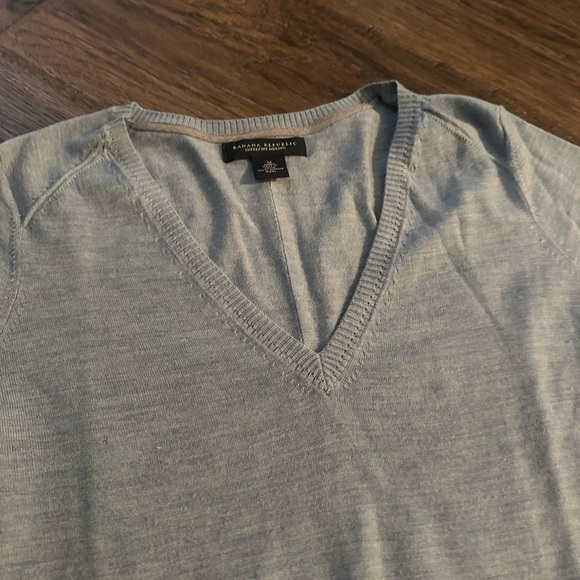 Women’s Banana Republic Superfine Merino Wool V-Neck Sweater - Medium - Picture 4 of 5